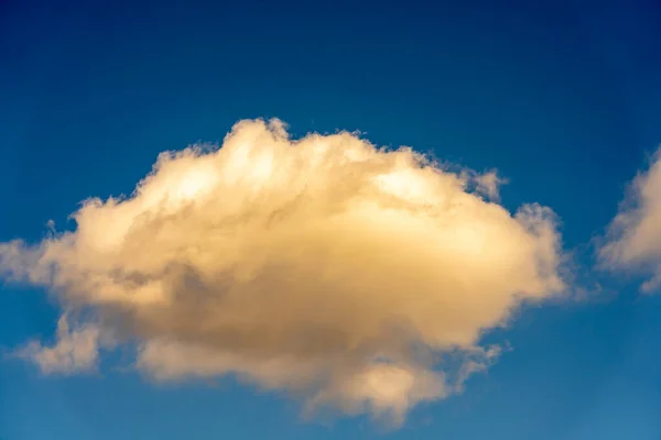 Hermosas Nubes Hinchadas Cielo Azul — Foto de Stock