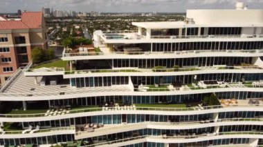 Ritz Carlton Fort Lauderdale Beach FL 'de. İHA en üst kattaki süitlerden uçuyor.