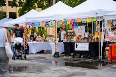 Fort Lauderdale, FL, ABD - 2 Kasım 2021: The Day of the Dead Celebration 'daki olay yeri fotoğrafı Fort Lauderdale Florida sokaklarında dio los Muertos olarak bilinir.
