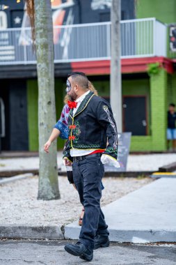 Fort Lauderdale, FL, ABD - 2 Kasım 2021: The Day of the Dead Celebration 'daki olay yeri fotoğrafı Fort Lauderdale Florida sokaklarında dio los Muertos olarak bilinir.