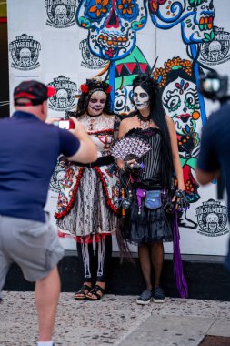 Fort Lauderdale, FL, ABD - 2 Kasım 2021: The Day of the Dead Celebration 'daki olay yeri fotoğrafı Fort Lauderdale Florida sokaklarında dio los Muertos olarak bilinir.