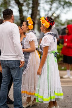 Fort Lauderdale, FL, ABD - 2 Kasım 2021: The Day of the Dead Celebration 'daki olay yeri fotoğrafı Fort Lauderdale Florida sokaklarında dio los Muertos olarak bilinir.