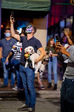 Fort Lauderdale, FL, ABD - 2 Kasım 2021: The Day of the Dead Celebration 'daki olay yeri fotoğrafı Fort Lauderdale Florida sokaklarında dio los Muertos olarak bilinir.