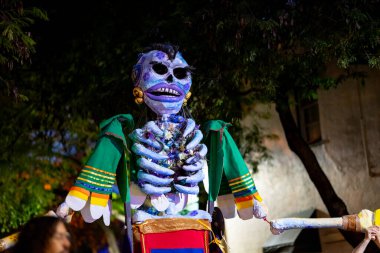 Fort Lauderdale, FL, ABD - 2 Kasım 2021: The Day of the Dead Celebration 'daki olay yeri fotoğrafı Fort Lauderdale Florida sokaklarında dio los Muertos olarak bilinir.