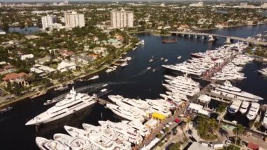 Fort Lauderdale yatları için tekne fuarı alanı. Hava 4k drone şarjörü