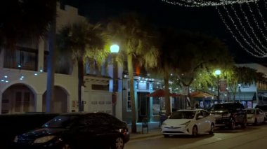 Fort Lauderdale, FL, ABD - 5 Kasım 2021: Himmarshee Village Fort Lauderdale FL USA barları, barları ve restoranları. 4k titreşim sabitleştirilmiş gece videosu