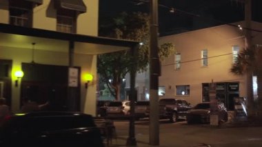 Fort Lauderdale, FL, ABD - 5 Kasım 2021 Fort Lauderdale Himmarshee Village 4K gece görüntüleri