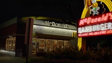Fort Lauderdale, FL, ABD - 5 Kasım 2021 Eski moda McDonald kemer işareti 1620 S Federal Highway Fort Lauderdale 4k