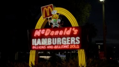 Fort Lauderdale, FL, ABD - 5 Kasım 2021 Eski moda McDonald kemer işareti 1620 S Federal Highway Fort Lauderdale