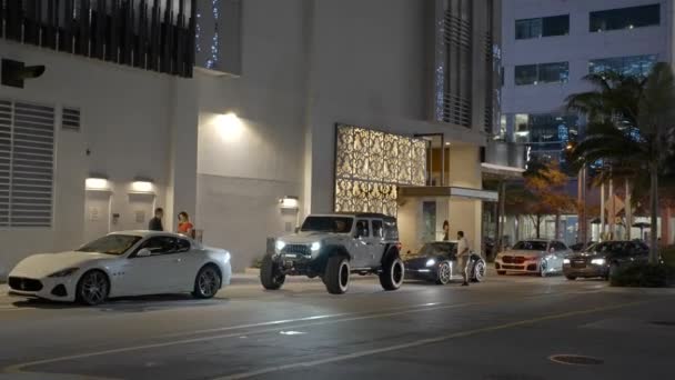 Fort Lauderdale Usa November 2021 Jeep Wrangler Stad Valet Nachts — Stockvideo