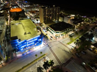 Miami Beach, FL, ABD - 9 Kasım 2021: Equinox South Beach 'in havadan çekilmiş fotoğrafı 5. Cadde ve Washington' da lüks bir spor salonu.