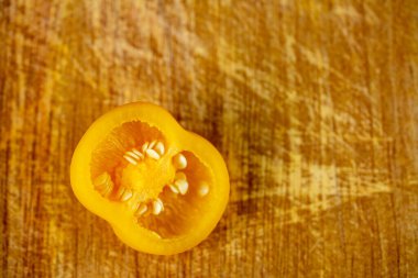 Dilimlenmiş sarı biberin makro fotoğrafı.