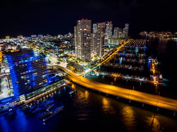 夜のシーンマイアミビーチマリーナとマッカーサー コーズウェイ — ストック写真