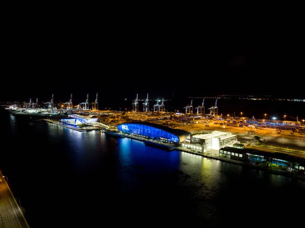 美国佛罗里达州迈阿密海滩 2021年11月9日 Ncl与美国佛罗里达州迈阿密港加勒比皇家游轮航站楼的航拍照片 — 图库照片