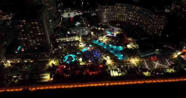 Noite Aérea Filmagens Miami Beach Fontainebleau Hotel Piscina Lounge — Vídeo de Stock