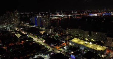 Miami 'de bir gece. 5k drone görüntüsü