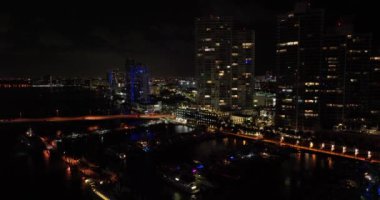 Miami Sahili gece sahneleri. 5k video Macarthur Geçidi ve yüksek konutlar