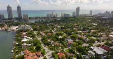 Miami Beach FL 'deki havadan çekilmiş lüks evler. Dji mavic 3 ile 5k görüntü 