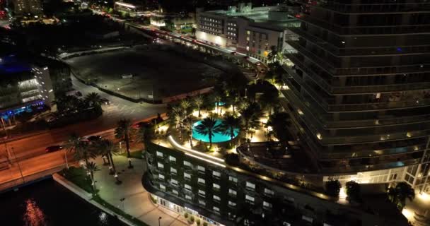 夜の航空ビデオアイコンマンションマイアミビーチプールデッキ 5KドローンショットMftカメラ — ストック動画