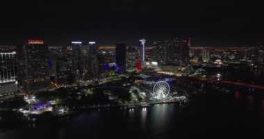 Miami şehir merkezinin tamamını gösteren bir hava görüntüsü. 5k drone stok görüntüsü