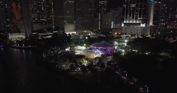 Letecké Záběry Prázdninového Koncertu Parku Miami Noční Klip Záběr Dji — Stock video