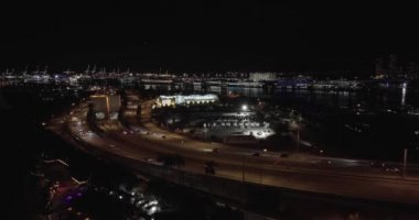 Miami Limanı 'na tünel. 5k gece hava aracı videosu