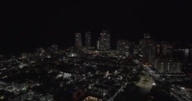 5. Cadde 'nin güneyindeki Miami Plajı' nda.