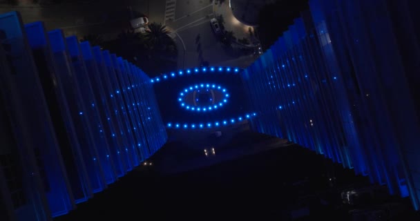 Noite Rotação Aérea Sobre Luzes Azuis Néon — Vídeo de Stock