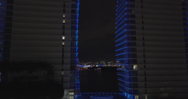 Noční Letecké Video Bentley Bay Condominium Věže — Stock video