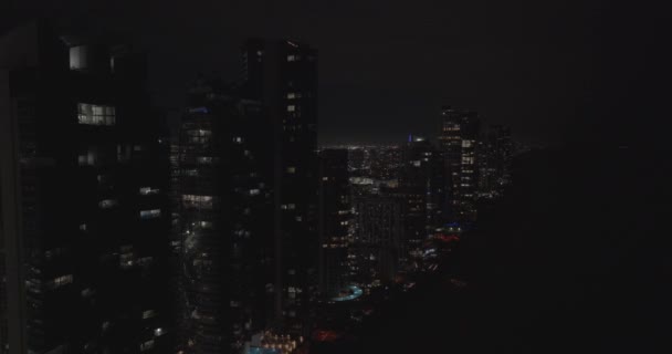 Aéreo Revelar Edificios Océano Drone Noche Video — Vídeo de stock
