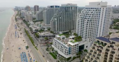 Fort Lauderdale Sahili 'nde 5 yıldızlı tatil beldesi. 5k hava aracı görüntüsü