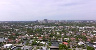 Fort Lauderdale FL şehir merkezine 5 km hava aracı yaklaşıyor.