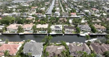 Fort Lauderdale Yedi Adaları 'nın deniz kenarındaki evleri. 5k İHA üstgeçişi