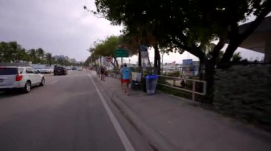 Fort Lauderdale Beach FL 'de yürüyen turistlerin hareket görüntüleri.