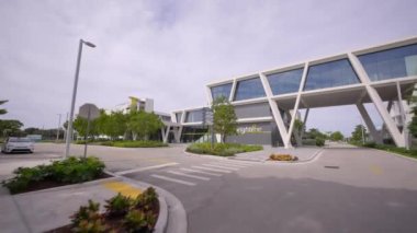 Fort Lauderdale FL Brightline tren istasyonuna varıyor.