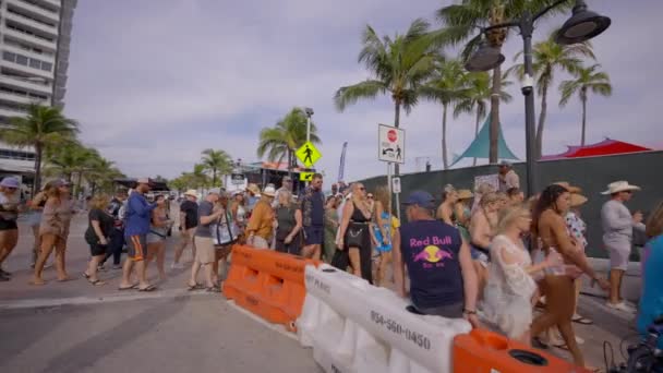 Tłumy Ludzi Jadących Tortuga Music Festival Fort Lauderdale — Wideo stockowe