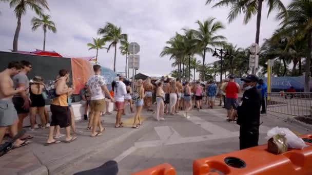 出席托尔图加音乐节的人群劳德代尔堡海滩 — 图库视频影像