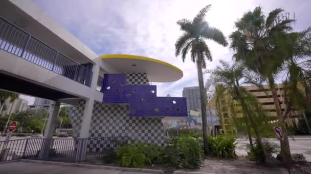 Konstnärlig Arkitektur Skärningspunkten Mellan Broward Blvd Och Brickell Ave Downtown — Stockvideo