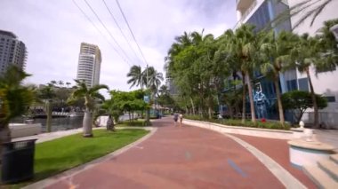 New River Fort Lauderdale FL boyunca tuğla yol yolu