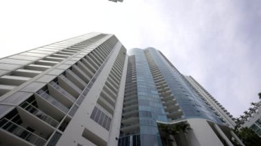 Fort Lauderdale FL şehir merkezindeki yüksek katlı binalar.