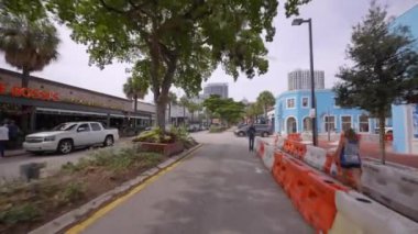 Şehir merkezindeki Las Olas 'taki Fort Lauderdale mağazalarında.