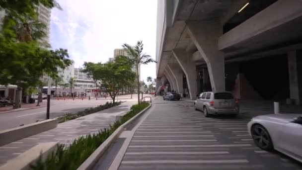 游客可在佛罗里达劳德代尔堡市中心游览 4K千兆字节稳定运动视频 — 图库视频影像