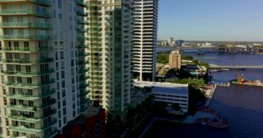 Jacksonville Florida 'daki liman daireleri. 5k drone görüntüsü