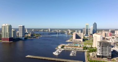 Jacksonville St Johns Nehri ve köprüler şehir merkezindeki 5k hava görüntüsü.