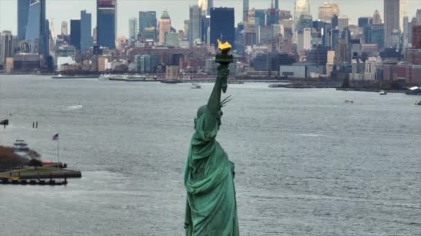 Estátua Liberdade Tocha Dourada Vídeo Aéreo — Vídeo de Stock