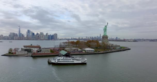 Воздушная Орбита Статуя Острова Свободы Нью Йорк Сша — стоковое видео