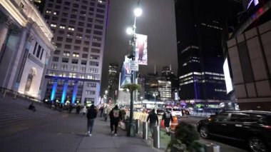 Geceleyin New York 'ta yürüyen bir sürü insan.