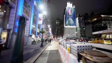 New York gece turunda bisiklet sürmek