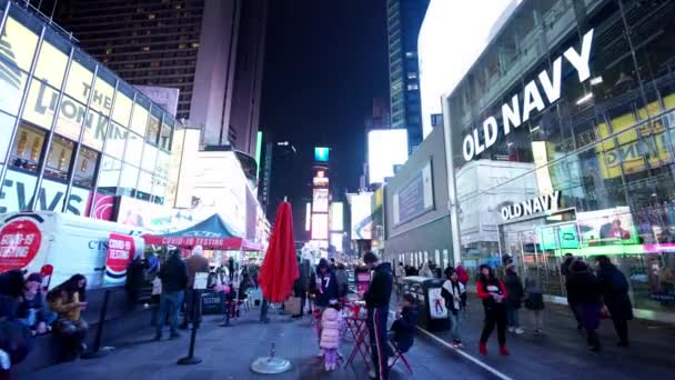 Nachts Auf Dem Times Square New York Spazieren — Stockvideo