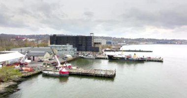 Pilot botu Staten Island 'a yanaştı. New York 5k hava görüntüsü.